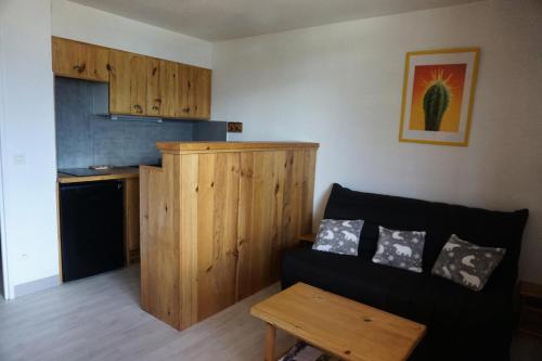 un salon avec un canapé et une table dans l'établissement Résidence Rond Point Ii - studio cabine 4 personnes MAE-1524, à Orcières