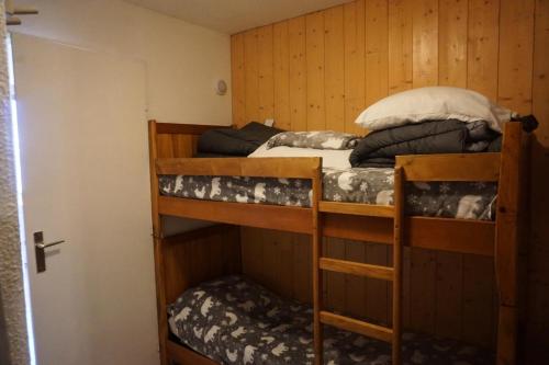 Poschodová posteľ alebo postele v izbe v ubytovaní Résidence Rond Point Ii - Studio pour 4 Personnes 524
