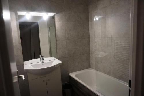une salle de bain avec un lavabo et une baignoire dans l'établissement Résidence Rond Point Ii - studio cabine 4 personnes MAE-1524, à Orcières