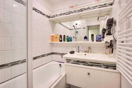 Koupelna v ubytování Village Pont Royal en Provence - maeva Home - Appartement cosy et climatisé 2 pièces 4 personnes - Prestige - super Home MAE-2164