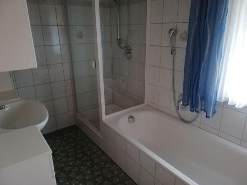 y baño con bañera, ducha y lavamanos. en Sonnenhäusl, en Bergen