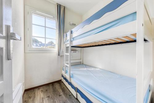 Ce lit superposé se trouve dans un dortoir doté d'une fenêtre. dans l'établissement Port du Crouesty Cap'Océan - maeva Home - Appartement 3 pièces 7 personnes - Sélection - vue sur le Port MAE-5474, à Arzon