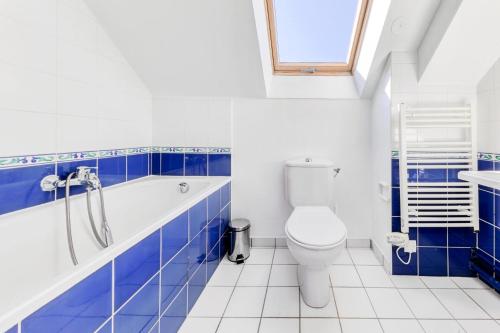 une salle de bain avec baignoire et toilettes dans l'établissement Port du Crouesty Cap'Océan - maeva Home - Appartement 3 pièces 7 personnes - Sélection - vue sur le Port MAE-5474, à Arzon