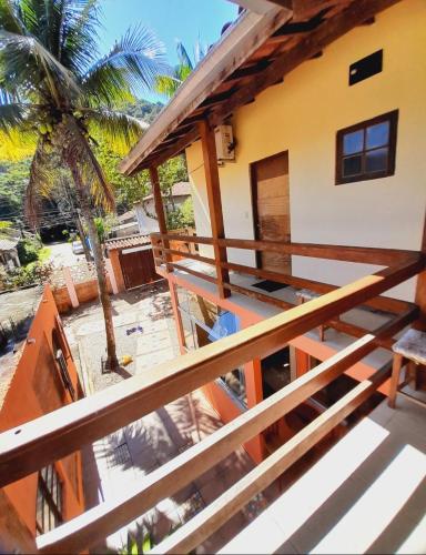 una vista desde el balcón de una casa en Seô Hostel - Ubatuba en Ubatuba
