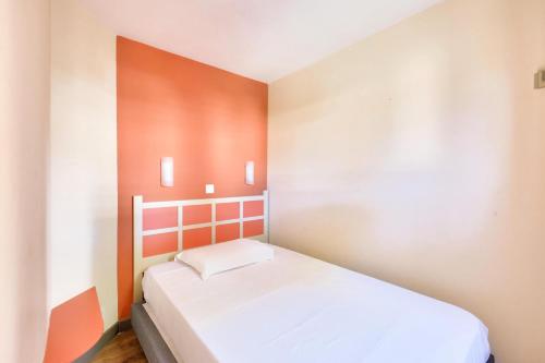 - une petite chambre avec un lit blanc dans l'établissement Résidence Cannes Villa Francia - maeva Home - Appartement 2 pièces 4 personnes - Sélection MAE-3514, à Cannes