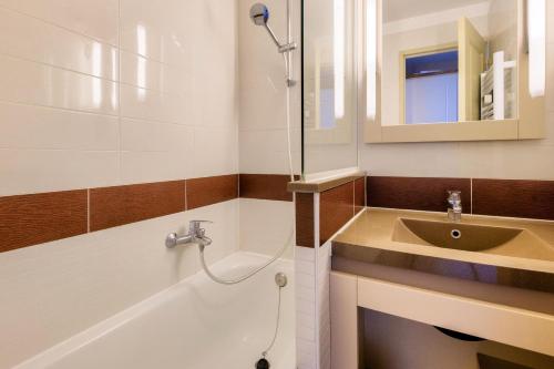 une salle de bain avec douche et lavabo dans l'établissement Résidence Cannes Villa Francia - maeva Home - Appartement 2 pièces 4 personnes - Sélection MAE-3514, à Cannes