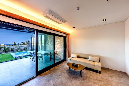 Coin salon dans l'établissement Ocean Brick Poolvilla