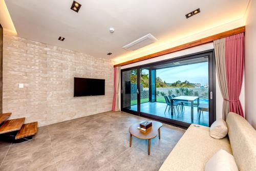 Piscine de l'établissement Ocean Brick Poolvilla ou située à proximité