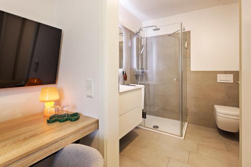 a bathroom with a toilet and a glass shower at Zur Stadt Mainz - by homekeepers in Würzburg