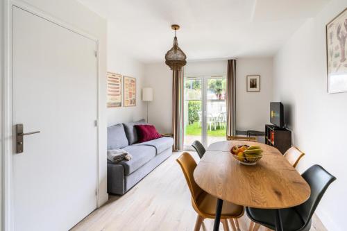 a living room with a table and a couch at Résidence Port Guillaume - maeva Home - Maison 3 pièces 6 personnes - Budget MAE-5714 in Dives-sur-Mer
