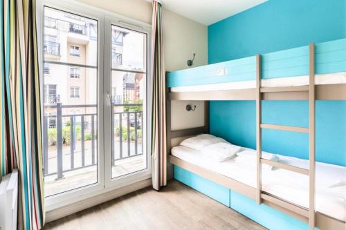 a bedroom with bunk beds and a window at Résidence Port Guillaume - maeva Home - Maison 3 pièces 6 personnes - Budget MAE-5714 in Dives-sur-Mer