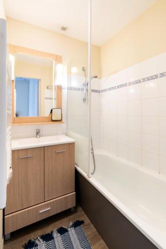 une salle de bain avec une baignoire, un lavabo et une douche dans l'établissement Résidence Port Guillaume - maeva Home - Maison 3 pièces 6 personnes - Budget MAE-5714, à Dives-sur-Mer