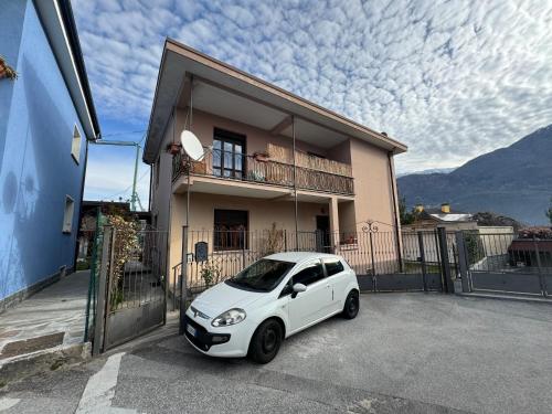 une voiture blanche garée devant une maison dans l'établissement Ca' della Valle - trilocale nel cuore delle Alpi Piemontesi, à Villadossola