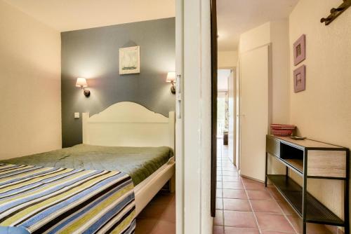 une chambre avec un lit dans une pièce dans l'établissement Le Domaine du Golf de Pinsolle - maeva Home - Appartement 2 pièces 5 personnes - Prestige MAE-5704, à Soustons