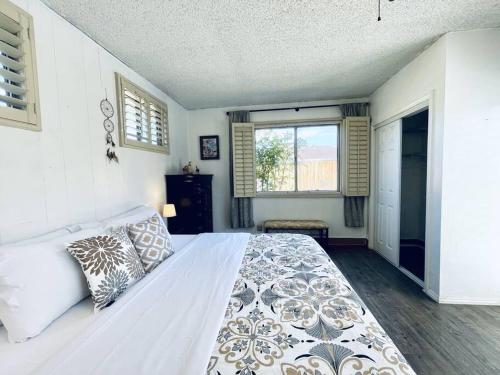 Un dormitorio con una cama grande y una ventana en 202 Spacious Hayward Entire 4BR SFH, en Hayward