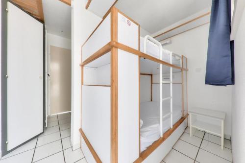 Cette petite chambre comprend des lits superposés. dans l'établissement Résidence Port du Crouesty - maeva Home - Studio 4 personnes - Sélection MAE-4264, à Arzon