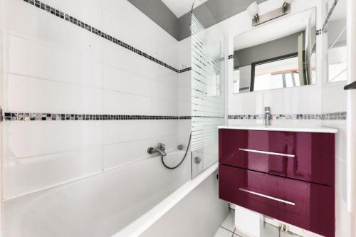 une salle de bain avec un lavabo et un miroir dans l'établissement Résidence Port du Crouesty - maeva Home - Studio 4 personnes - Sélection MAE-4264, à Arzon