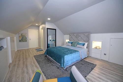 - une chambre avec un lit et un canapé dans l'établissement One bedroom house with wifi at Ponta do Sol, à Ponta do Sol