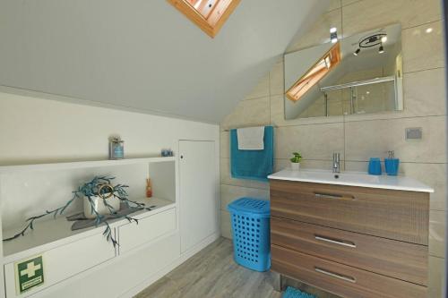 La salle de bains est pourvue d'un lavabo et d'un miroir. dans l'établissement One bedroom house with wifi at Ponta do Sol, à Ponta do Sol