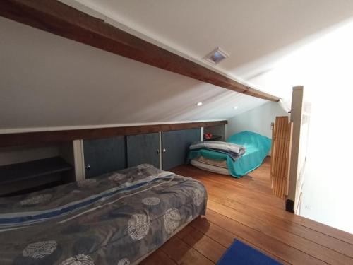 een slaapkamer met 2 bedden in een kamer bij Maison avec piscine et patio in Cavaillon