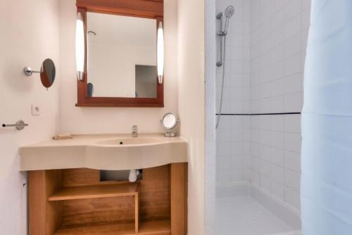 une salle de bain avec un lavabo et une douche dans l'établissement Résidence Lacanau Les Pins - maeva Home - Maison 3 pièces 8 personnes - Confort MAE-4704, à Lacanau