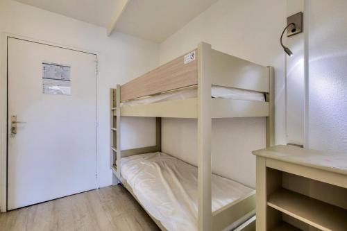 Cette petite chambre comprend des lits superposés et une porte. dans l'établissement Résidence Saint-Raphaël Valescure - maeva Home - Appartement cosy 2 pièces 6 personnes - Sélection - super Home MAE-7934, à Valescure
