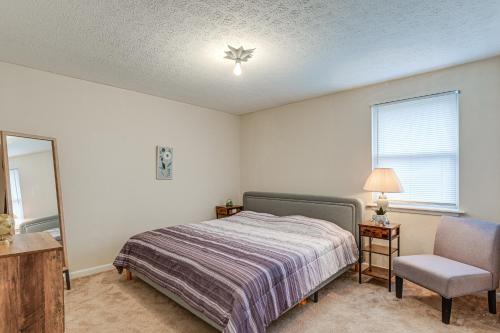 ein Schlafzimmer mit einem Bett, einem Stuhl und einem Fenster in der Unterkunft Pet-Friendly Home Less Than 11 Mi to Downtown Nashville! in Madison