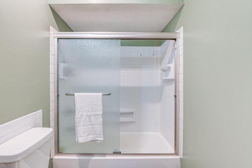 Ένα μπάνιο στο Pet-Friendly Madison Home 11 Mi to Dtwn Nashville