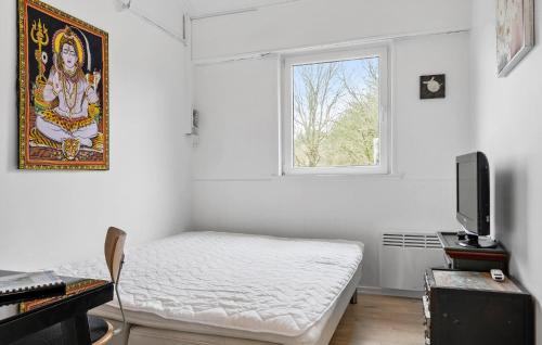 1 dormitorio con cama, ventana y teclado en Amazing Home In Vandel With Wi-fi, en Vandel