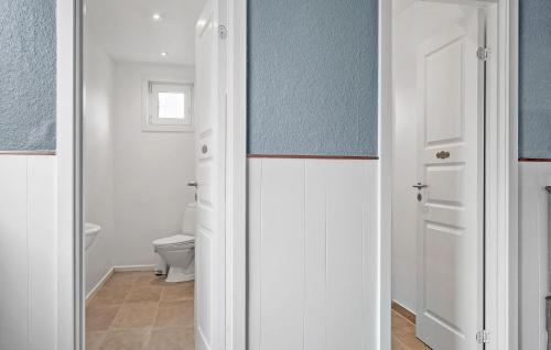 baño con aseo y puerta blanca en Amazing Home In Vandel With Wi-fi, en Vandel