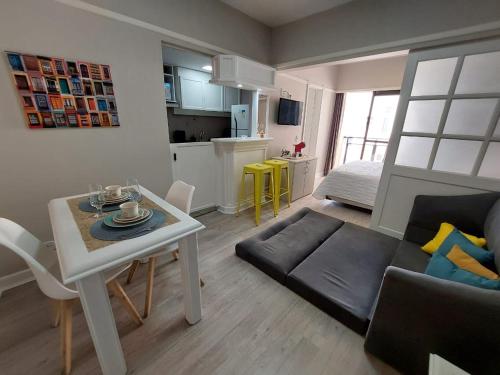 a living room with a couch and a table at Flat Champ's Elysées in Sao Paulo