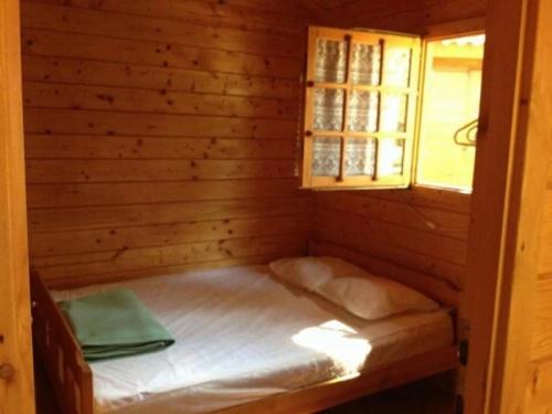 Chalet - Piscine - ef0aac tesisinde bir odada yatak veya yataklar