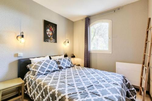 une chambre avec un lit avec une couette bleue et une fenêtre dans l'établissement Résidence Saint-Raphaël Valescure - maeva Home - Appartement 3 pièces 6 personnes - Prestige MAE-2324, à Valescure