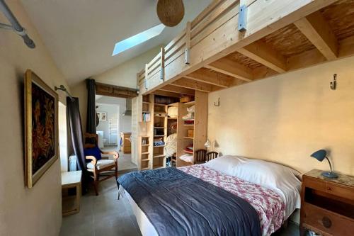 - une chambre avec un grand lit et une mezzanine dans l'établissement Charmante maison de pêcheur 6p, à pied de la mer, à Penvénan