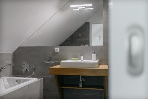 Ένα μπάνιο στο ROY 2 bdr Apartment with Prague Castle View, Parking & AC