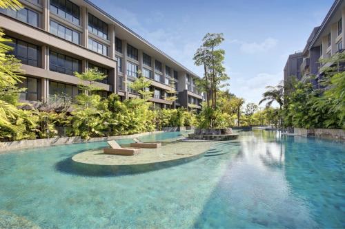 una piscina di fronte a un edificio di Anagata 3 Tanjung Benoa Bali a Nusa Dua