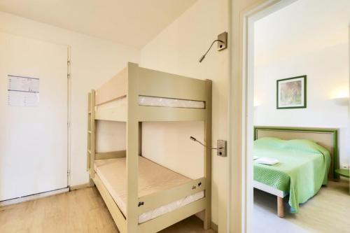 - une chambre avec des lits superposés et un lit dans l'établissement Résidence Saint-Raphaël Valescure - maeva Home - Appartement 2 pièces 4 personnes - Sélection MAE-6914, à Valescure