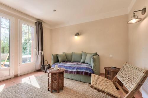 une chambre avec un lit, une table et des chaises dans l'établissement Les Maisons de Lacanau les Pins - maeva Home - Maison 3 pièces 6 personnes - Sélection MAE-7964, à Lacanau