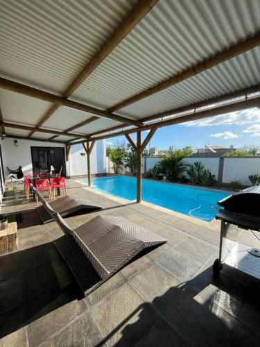 Kolam renang di atau di dekat 4 bedrooms house at Pointe aux Sables 800 m away from the beach with private pool terrace and wifi