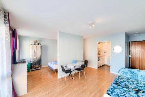 un salon avec un lit et une salle à manger dans l'établissement La Fregate - maeva Home - Appartement 2 pièces 4 personnes - Sélection MAE-7994, à Trouville-sur-Mer