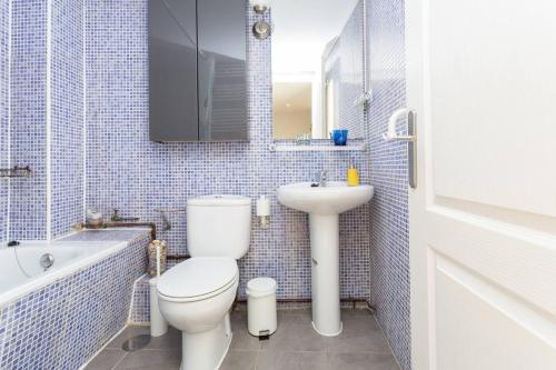 Vonios kambarys apgyvendinimo įstaigoje 2 bedrooms appartement with wifi at Madrid