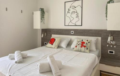 ein Schlafzimmer mit einem großen Bett mit weißer Bettwäsche und Kissen in der Unterkunft 2 Bedroom Beautiful Apartment In Petrcane in Petrcane