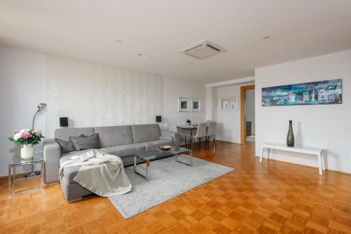 ROY 2 bdr Apartment with Prague Castle View, Parking & AC