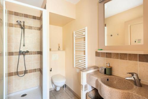 y baño con ducha, aseo y lavamanos. en Les Coteaux de Pont Royal en Provence - maeva Home - Maison 4 pièces 6 pers 304, en Mallemort