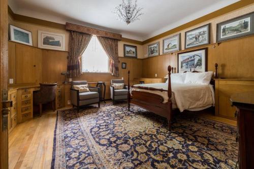 una camera con letto, tavolo e sedie di Family reunion-Sleep 20 in this 8 suite mini hotel a St. John's
