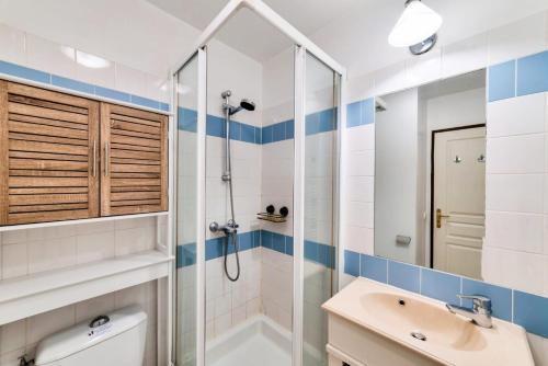 une salle de bain avec une baignoire, un lavabo et une douche dans l'établissement La Résidence du Golf - maeva Home - Appartement 2 pièces 5 personnes - Sélection MAE-4224, à Deauville