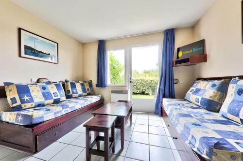 un salon avec deux canapés et une table dans l'établissement Résidence Port du Crouesty - maeva Home - Appartement 2 pièces 5 personnes - Budget MAE-5674, à Arzon