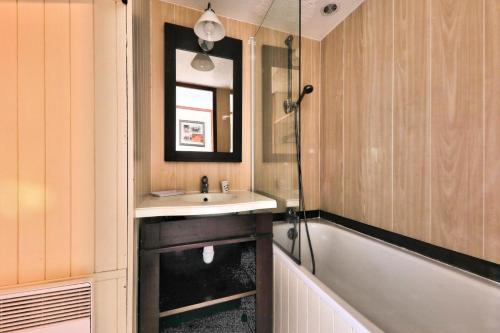 une salle de bain avec un lavabo et une baignoire dans l'établissement Résidence Port du Crouesty - maeva Home - Appartement 2 pièces 5 personnes - Budget MAE-5674, à Arzon