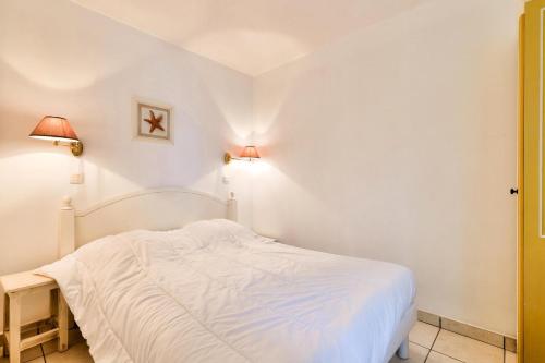 - une chambre avec un lit blanc et deux lampes dans l'établissement Résidence Port Bourgenay - maeva Home - Appartement 2 pièces 5 personnes - Confort MAE-3594, à Talmont-Saint-Hilaire