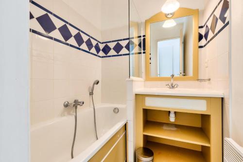 une salle de bain avec une baignoire, un lavabo et un miroir dans l'établissement Résidence Port Bourgenay - maeva Home - Appartement 2 pièces 5 personnes - Confort MAE-3594, à Talmont-Saint-Hilaire